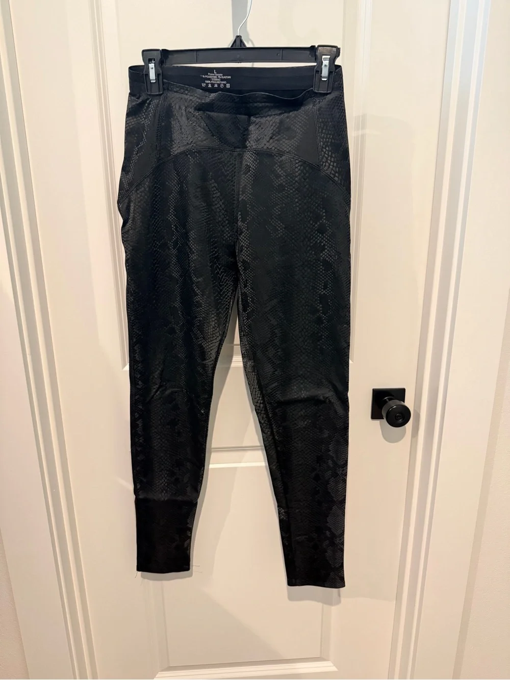 Black Reptile-Texture Leggings - Unknown Brand